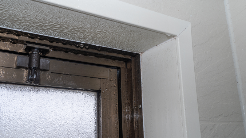 Condensation dans la salle de bain : causes, solutions et conseils pour l’éviter